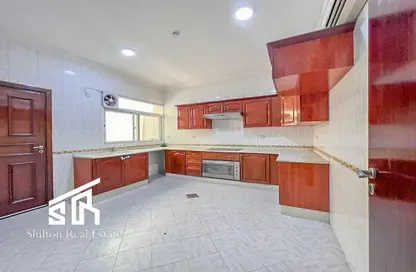 صورة لـ مطبخ فيلا - 4 غرف نوم - 3 حمامات للايجار في شارع الهناء - الغرافة - الدوحة ، صورة رقم 1