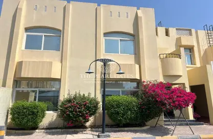 فيلا - 4 غرف نوم - 4 حمامات للايجار في شارع الهناء - الغرافة - الدوحة