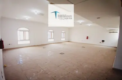 Office Space - Studio - 2 Bathrooms for rent in Umm Ghuwalina - Umm Ghuwailina - Doha