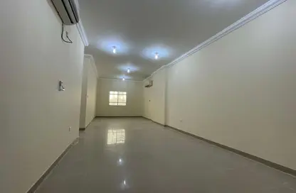 شقة - 2 غرف نوم - 2 حمامات للايجار في شارع الجزيره - فريج بن محمود الشمالي - فريج بن محمود - الدوحة