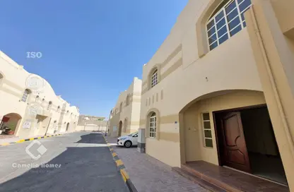 فيلا - 5 غرف نوم - 4 حمامات للايجار في شارع ام السنيم - عين خالد - الدوحة