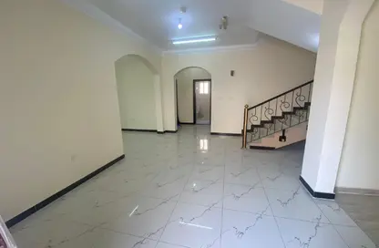 فيلا - 5 غرف نوم - 4 حمامات للايجار في شارع ام السنيم - عين خالد - الدوحة