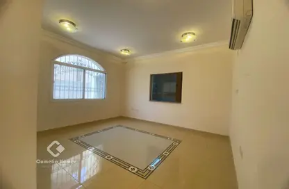 مجمع سكني - 4 غرف نوم - 5 حمامات للايجار في الغرافة - الغرافة - الدوحة
