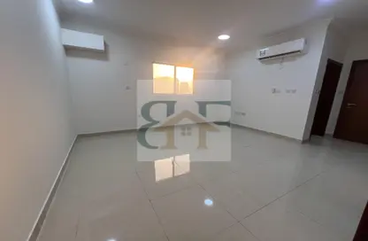 Apartment - 3 Bedrooms - 2 Bathrooms for rent in Umm Ghwailina Comm - Umm Ghuwalina - Umm Ghuwailina - Doha