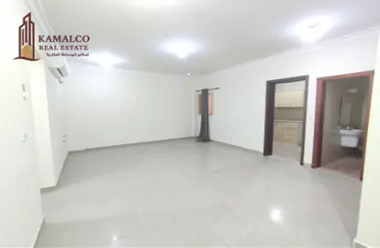 شقة - غرفة نوم - 2 حمامات للايجار في ام غوالينا تجارية - ام غويلينا - أم غويلينا - الدوحة