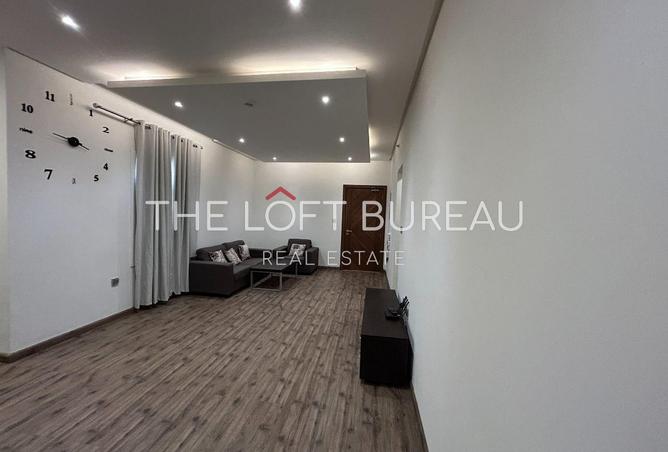 988409 - Property Image 2