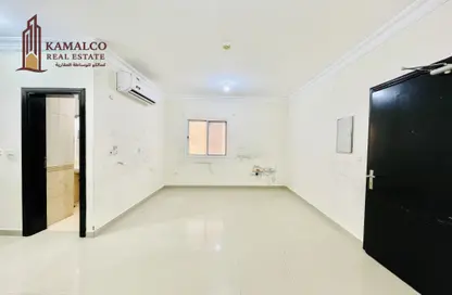 Apartment - 1 Bedroom - 2 Bathrooms for rent in Umm Ghuwailina - Doha