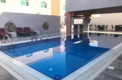 صورة لـ حوض سباحة شقة - غرفة نوم - 1 حمام للايجار في شارع ام السنيم - عين خالد - الدوحة ، صورة رقم 1