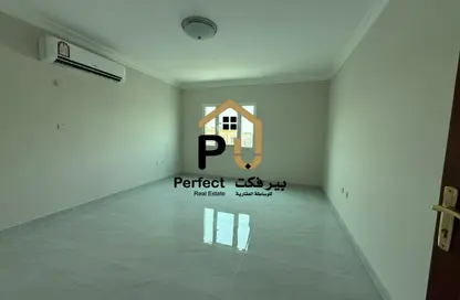 مجمع سكني - 5 غرف نوم - 6 حمامات للايجار في شارع الهناء - الغرافة - الدوحة