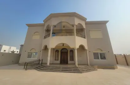 فيلا - 4 غرف نوم - 7 حمامات للايجار في شارع ام السنيم - عين خالد - الدوحة