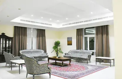 فيلا - 8 غرف نوم - 8 حمامات للبيع في شارع ام السنيم - عين خالد - الدوحة