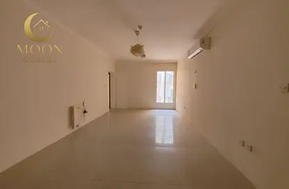 Apartment - 2 Bedrooms - 2 Bathrooms for rent in Al Nasr - Doha