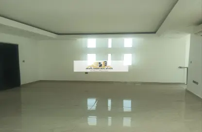 Empty Room image for: Villa - 7 Bathrooms for rent in Al Aziziyah - Al Aziziyah - Doha, Image 1