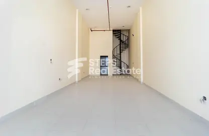 محل تجاري - استوديو - 1 حمام للايجار في شارع الصناعية الشرقي - بركة العوامر - الوكرة