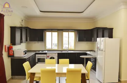 شقة - 2 غرف نوم - 2 حمامات للايجار في المعمورة - الدوحة