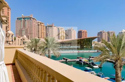 شقة - 2 غرف نوم - 3 حمامات للايجار في طريق بورتو الغربي - بورتو أرابيا - جزيرة اللؤلؤة - الدوحة