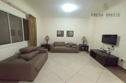 Living Room image for: Apartment - 1 Bedroom - 2 Bathrooms for rent in Musheireb - Doha, Image 1