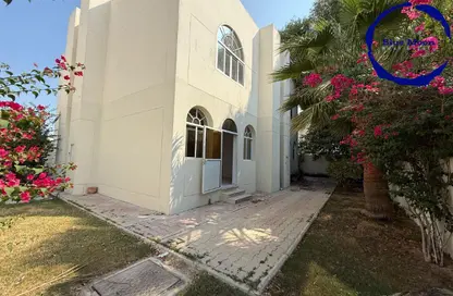 فيلا - 3 غرف نوم - 4 حمامات للايجار في شارع عنيزة - الحي الدبلوماسي - الدوحة