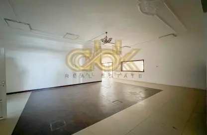 Whole Building - Studio - 4 Bathrooms for rent in New Salata - Salata - Doha