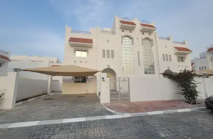 فيلا - 4 غرف نوم - 3 حمامات للايجار في شارع وادي الشاهينيا - عين خالد - الدوحة