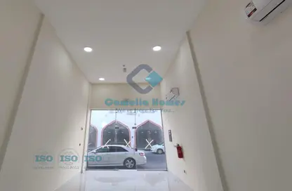 محل تجاري - استوديو - 1 حمام للايجار في فريج كليب - الدوحة