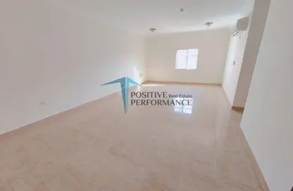 شقة - 3 غرف نوم - 2 حمامات للايجار في شارع الجزيره - فريج بن محمود الشمالي - فريج بن محمود - الدوحة