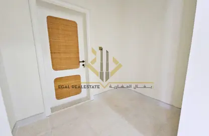 فيلا - غرفة نوم - 1 حمام للايجار في الدفينة - الدوحة