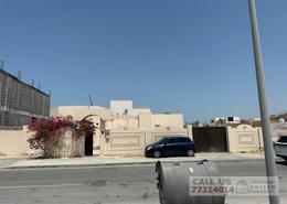 صورةمبنى خارجي لـ: فيلا - 5 غرف نوم - 4 حمامات للبيع في الدفنة - الدفينة - الدوحة, صورة 1