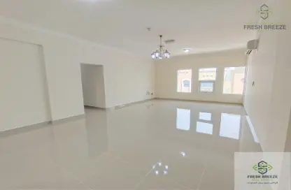 شقة - 3 غرف نوم - 4 حمامات للايجار في شارع انس - فريج بن محمود الشمالي - فريج بن محمود - الدوحة