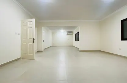مجمع سكني - 5 غرف نوم - 3 حمامات للايجار في الوعب - الوعب - الدوحة