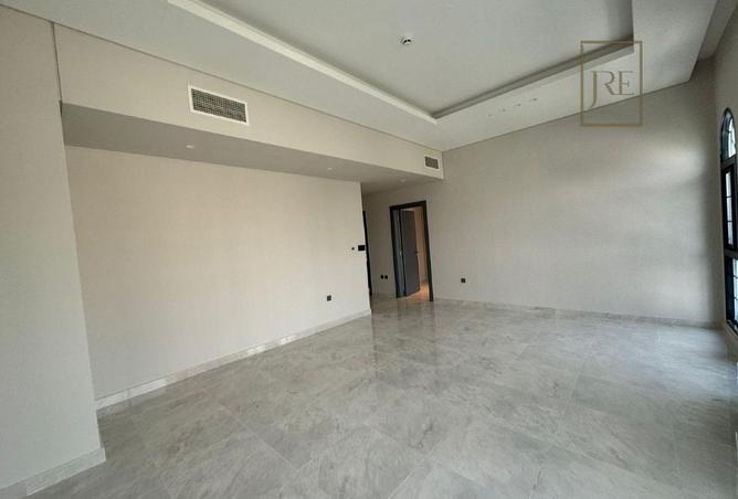 957443 - Property Image 2