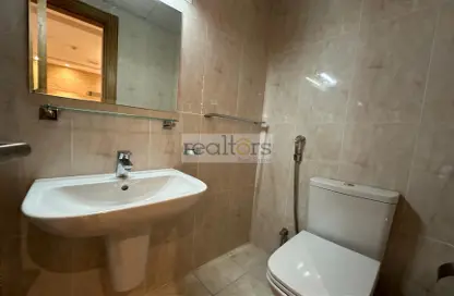 صورة لـ حمام شقة - غرفة نوم - 2 حمامات للايجار في AMTC مبنى - شارع الريان - السد - الدوحة ، صورة رقم 1