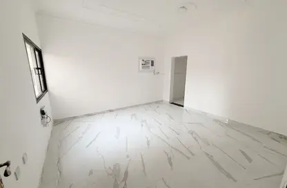 شقة - 2 غرف نوم - 2 حمامات للايجار في طريق المطار القديم - الدوحة