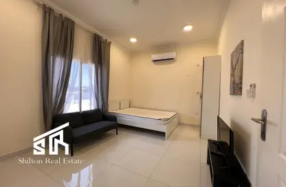 Room / Bedroom image for: Townhouse - 1 Bathroom for rent in Al Jamiaa Street - Al Markhiya - Doha, Image 1