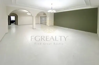 Compound - 4 Bedrooms - 5 Bathrooms for rent in Al Hamraa Street - Al Thumama - Doha