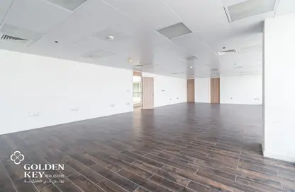 معرض - استوديو - 2 حمامات للايجار في شارع ام السنيم - عين خالد - الدوحة