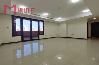 شقة - 2 غرف نوم - 2 حمامات للايجار في طريق بورتو الشرقي - بورتو أرابيا - جزيرة اللؤلؤة - الدوحة