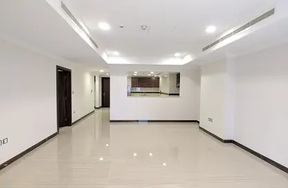 Apartment - 1 Bedroom - 2 Bathrooms for rent in Tower 21 - Porto Arabia - The Pearl Island - Doha