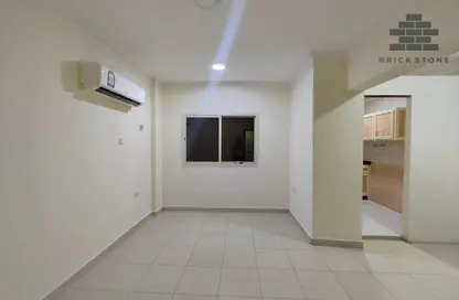 Apartment - 1 Bedroom - 2 Bathrooms for rent in Salaja Street - Doha Al Jadeed - Doha