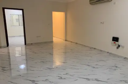 Apartment - 2 Bedrooms - 2 Bathrooms for rent in Umm Ghuwailina 4 - Umm Ghuwailina - Doha