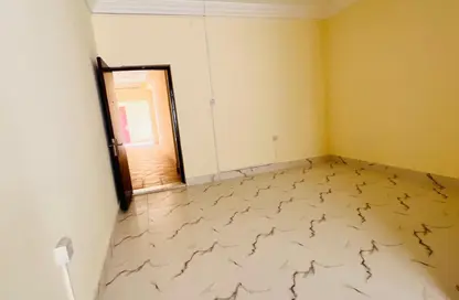 Apartment - 1 Bedroom - 1 Bathroom for rent in Bin Omran 35 - Fereej Bin Omran - Doha
