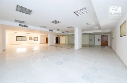 محل تجاري - استوديو - 1 حمام للايجار في بناية مكاتب الخور - الخور