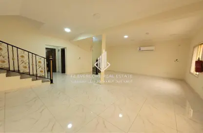مجمع سكني - 5 غرف نوم - 5 حمامات للايجار في سوق الغرافة - الغرافة - الدوحة