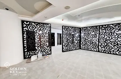 Retail - Studio - 2 Bathrooms for rent in Old Salata - Salata - Doha