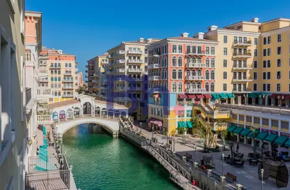 Apartment - 2 Bedrooms - 3 Bathrooms for sale in Gondola - Qanat Quartier - The Pearl Island - Doha