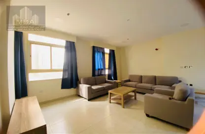 صورة لـ غرفة المعيشة شقة - 2 غرف نوم - 2 حمامات للايجار في شارع الجزيره - فريج بن محمود الشمالي - فريج بن محمود - الدوحة ، صورة رقم 1