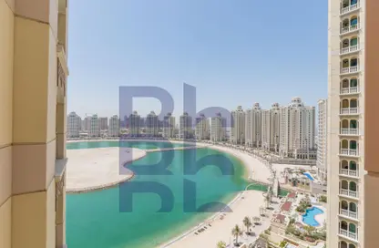 صورة لـ حوض سباحة شقة - 2 غرف نوم - 3 حمامات للايجار في فيفا بحرية شرق - فيفا بحرية - جزيرة اللؤلؤة - الدوحة ، صورة رقم 1