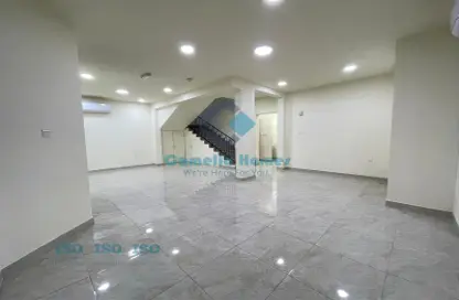 صورة لـ غرفة فارغة فيلا - 6 غرف نوم - 5 حمامات للايجار في شارع  بو هامو - أبو هامور - الدوحة ، صورة رقم 1