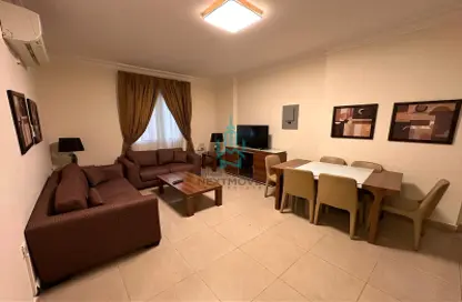 صورة لـ غرفة المعيشة / غرفة الطعام شقة - 3 غرف نوم - 3 حمامات للايجار في ام غويلينا - أم غويلينا - الدوحة ، صورة رقم 1