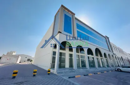 معرض - استوديو - 8 حمامات للايجار في شارع الصناعية الشرقي - بركة العوامر - الوكرة